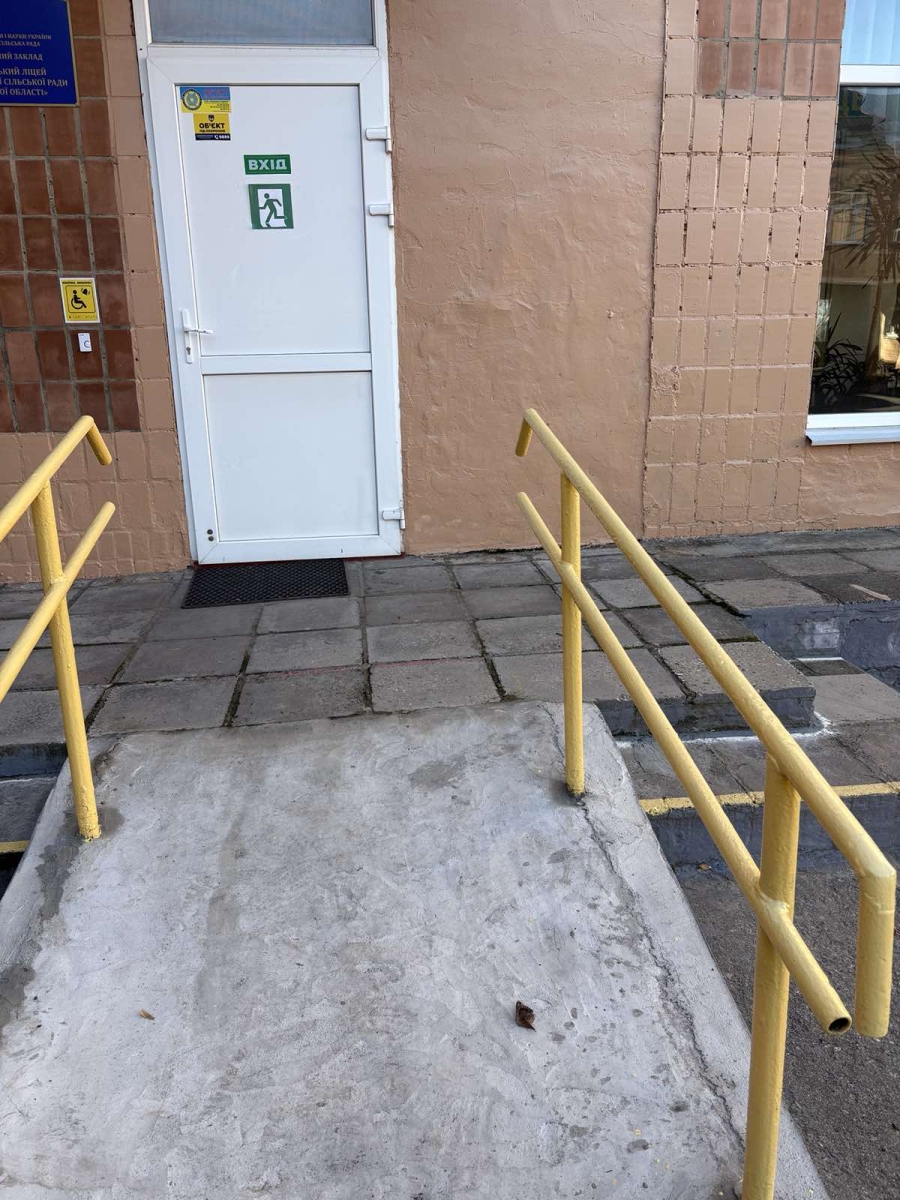 вхід до закладу